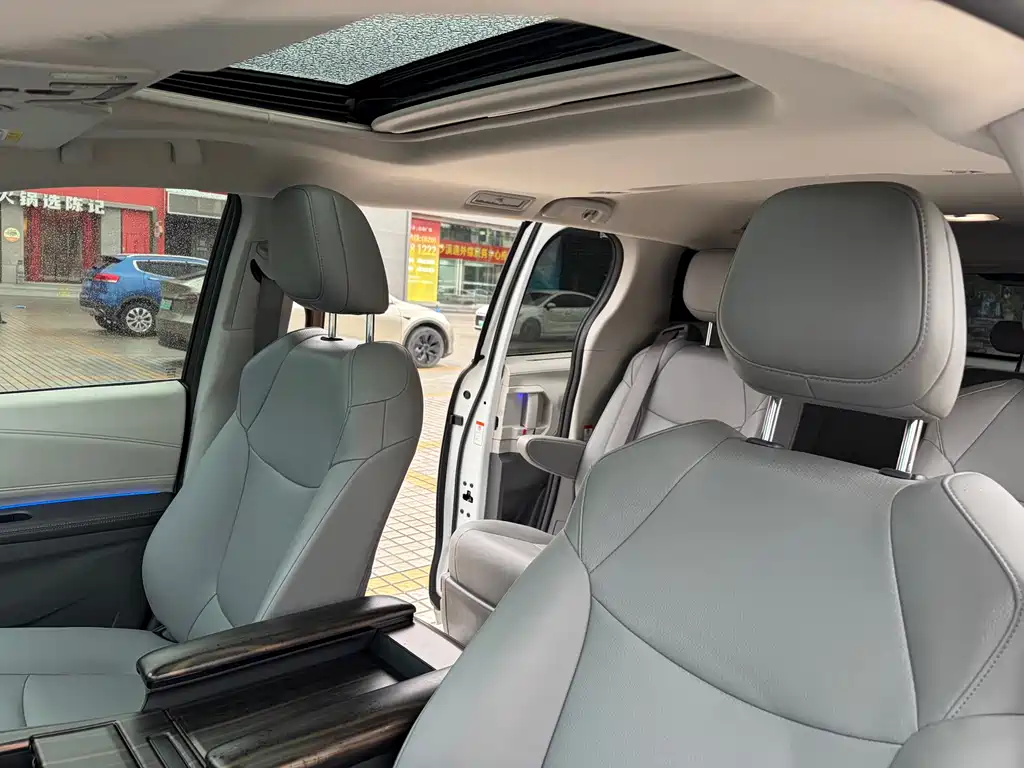 Toyota Granvia 2024 2.5L Hybrid Luxury Edition 2024 - thumbnail 14