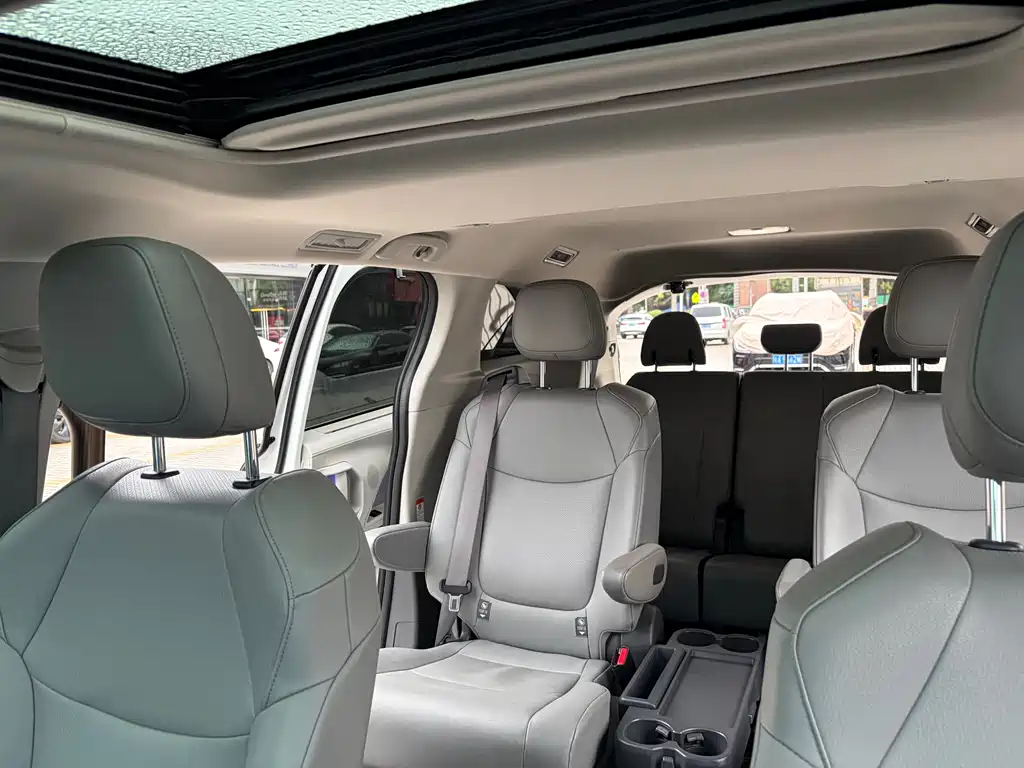 Toyota Granvia 2024 2.5L Hybrid Luxury Edition 2024 - thumbnail 15
