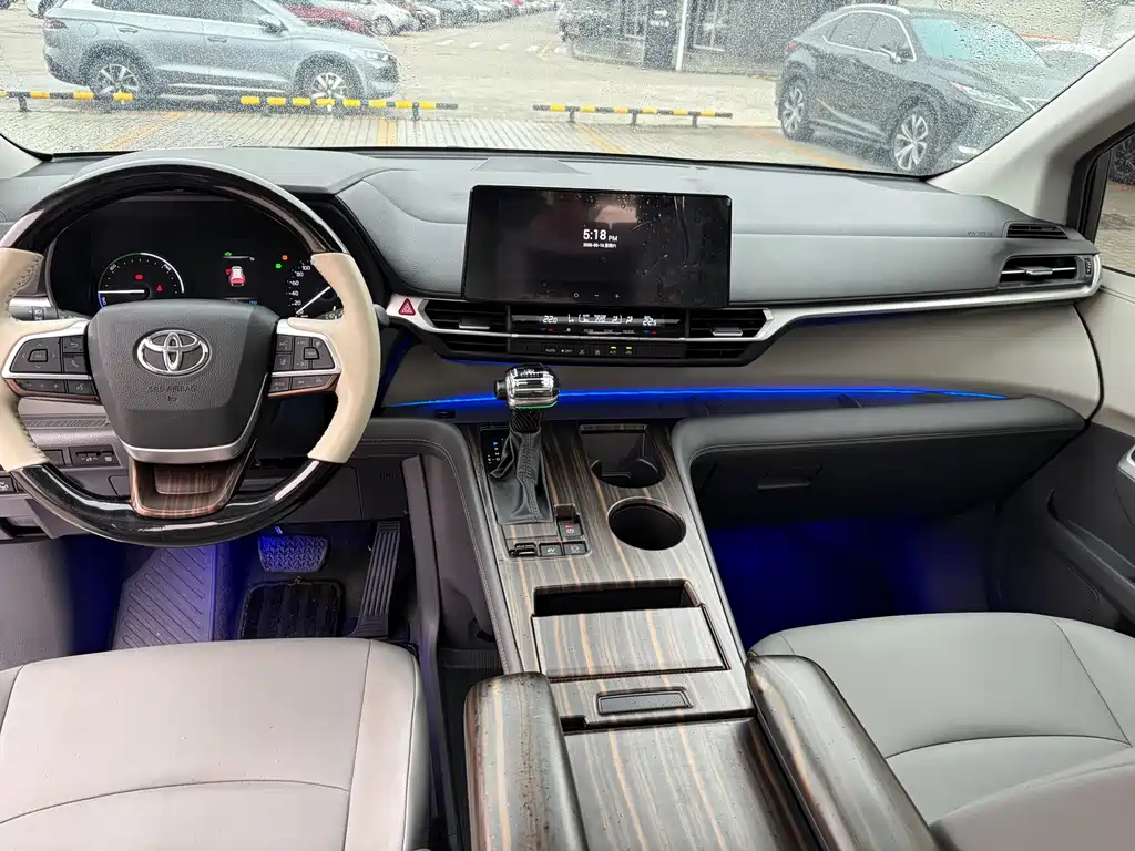 Toyota Granvia 2024 2.5L Hybrid Luxury Edition 2024 - thumbnail 16
