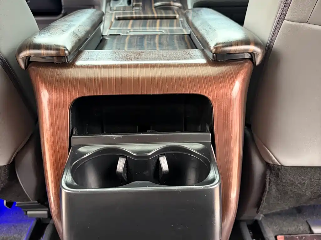 Toyota Granvia 2024 2.5L Hybrid Luxury Edition 2024 - thumbnail 17