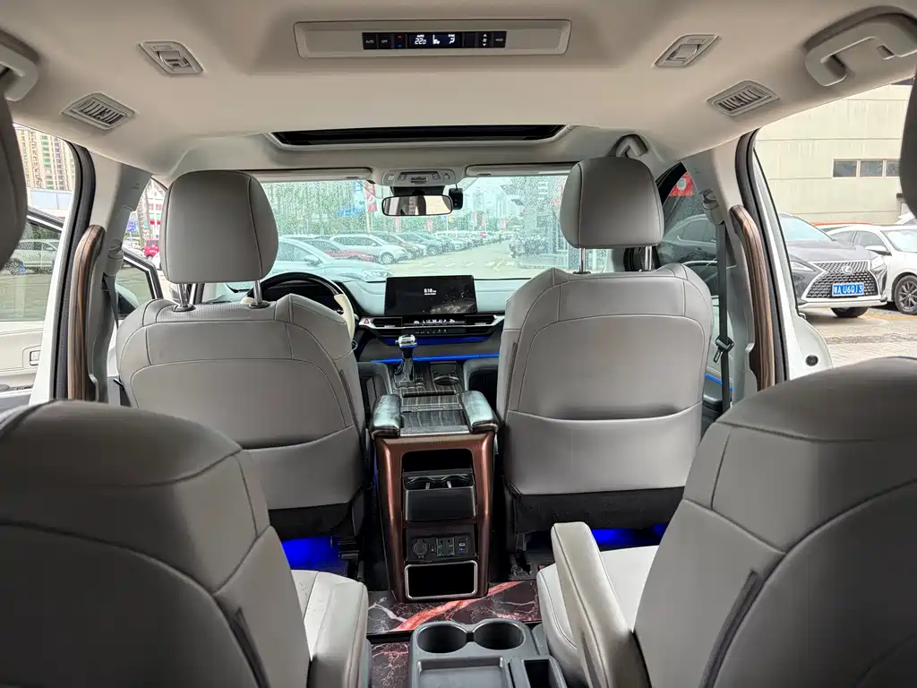 Toyota Granvia 2024 2.5L Hybrid Luxury Edition 2024 - thumbnail 18
