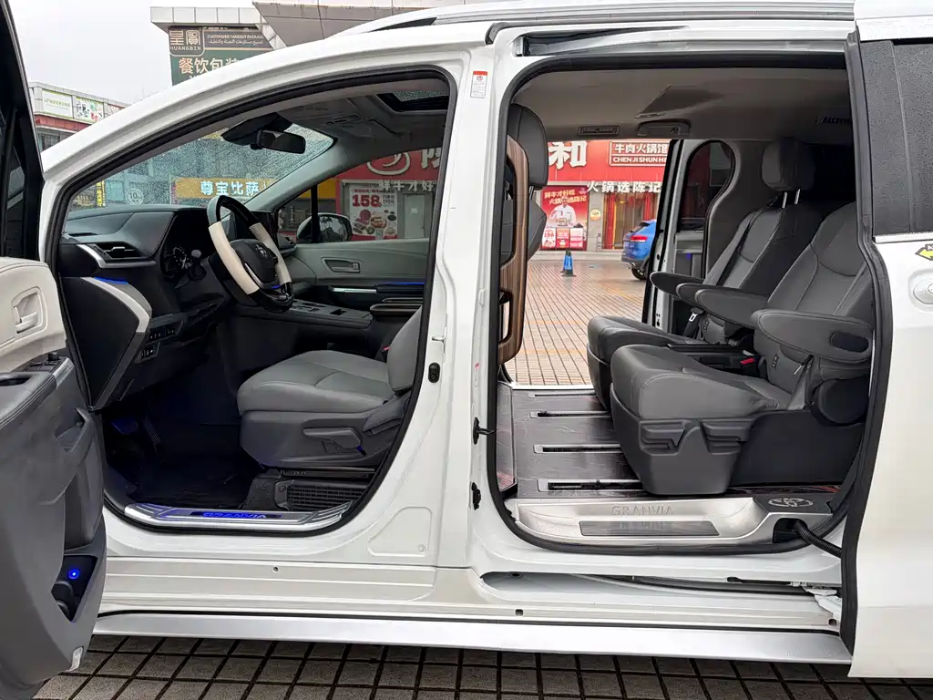 Toyota Granvia 2024 2.5L Hybrid Luxury Edition 2024 - thumbnail 25