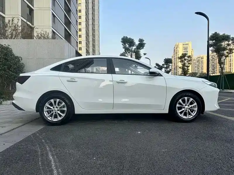 Roewe Roewe i5 2026 1.5L CVT Luxury Edition 2025 - thumbnail 4