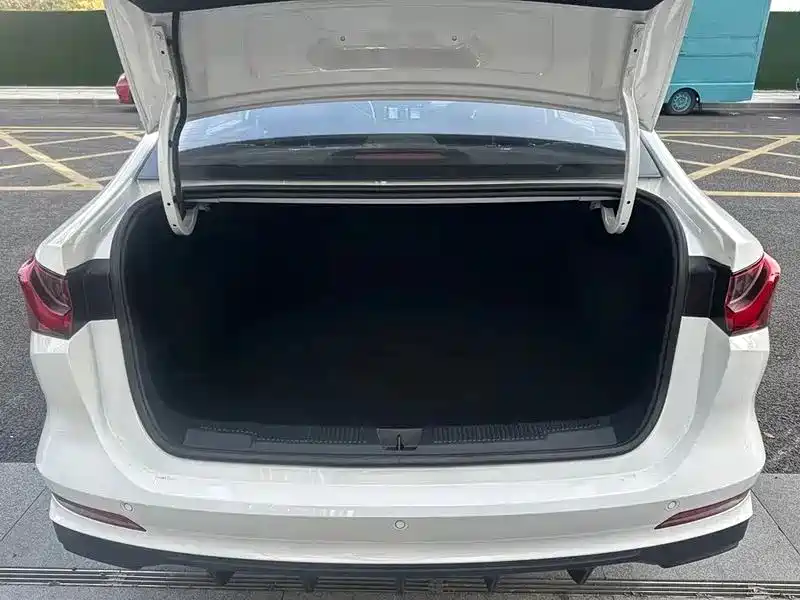 Roewe Roewe i5 2026 1.5L CVT Luxury Edition 2025 - thumbnail 11