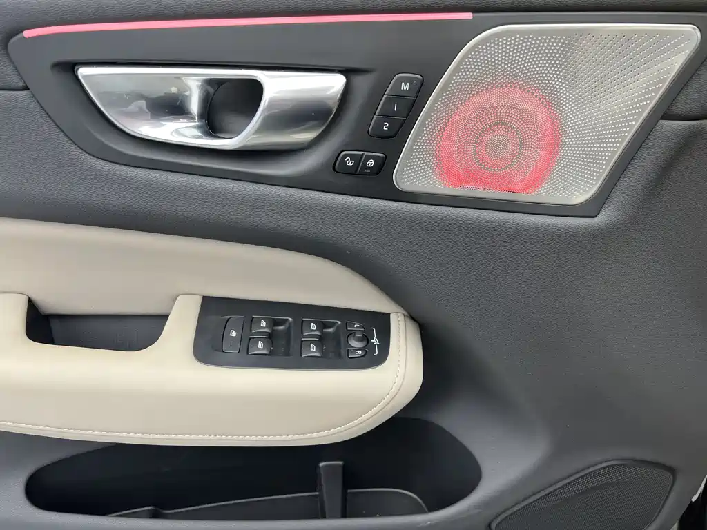 Volvo Volvo XC60 2026 B5 AWD Momentum 2025 - thumbnail 3