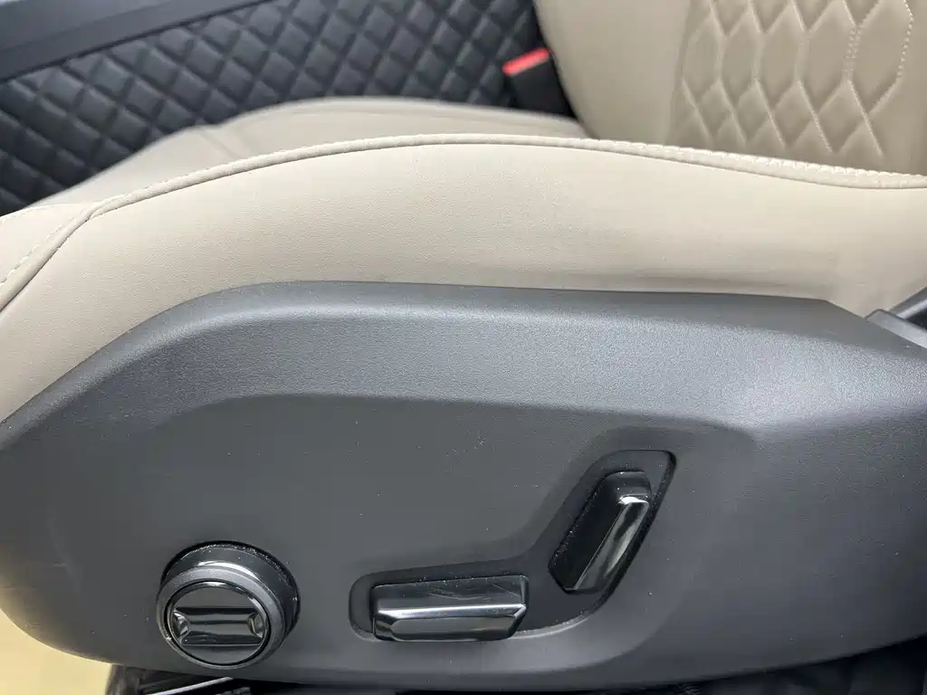 Volvo Volvo XC60 2026 B5 AWD Momentum 2025 - thumbnail 5