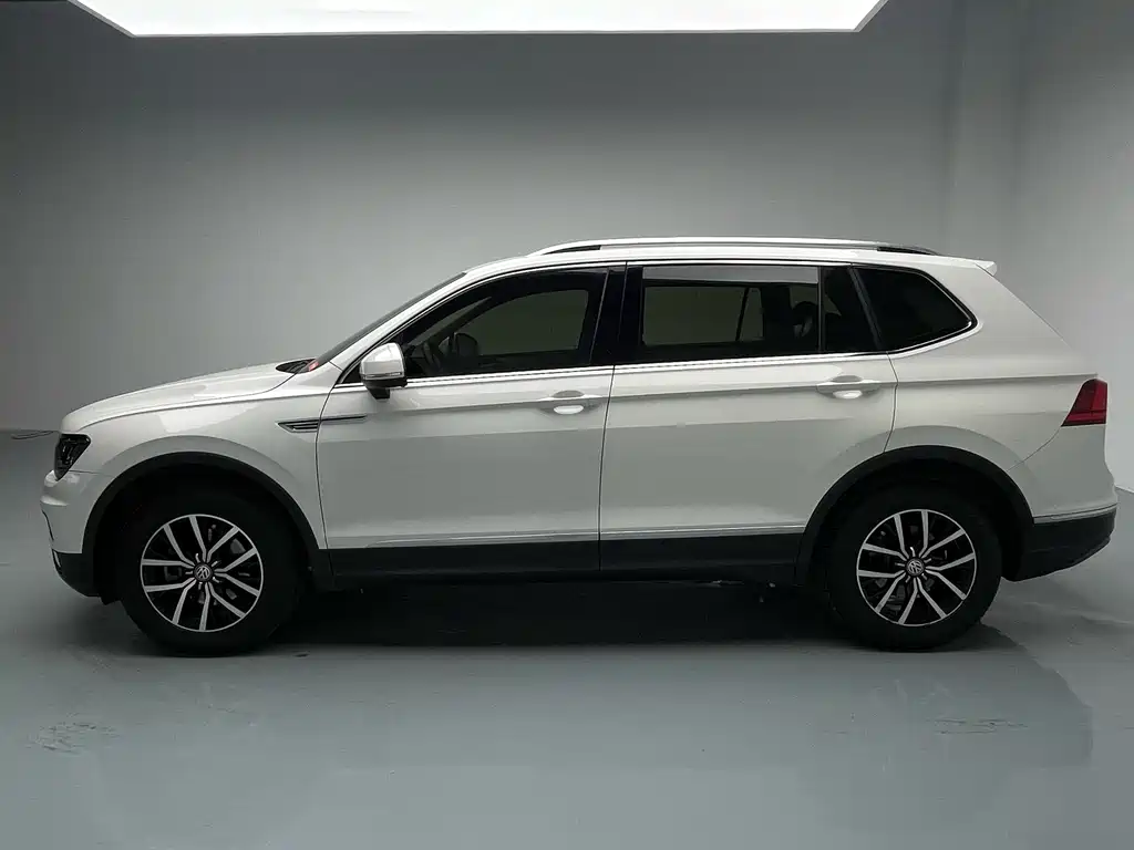 Volkswagen Tiguan L 2018 Facelift 330TSI Automatic FWD Luxury Edition 2019 - thumbnail 4
