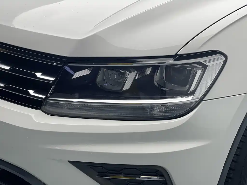 Volkswagen Tiguan L 2018 Facelift 330TSI Automatic FWD Luxury Edition 2019 - thumbnail 7