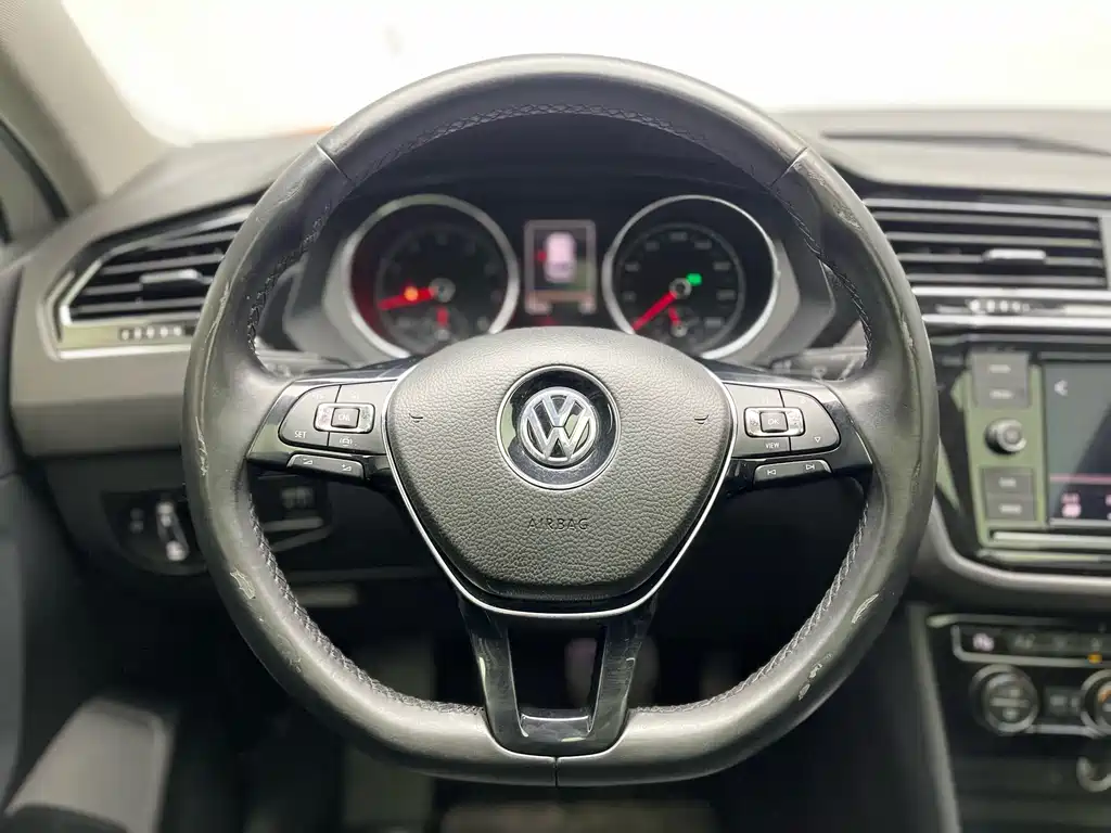 Volkswagen Tiguan L 2018 Facelift 330TSI Automatic FWD Luxury Edition 2019 - thumbnail 8