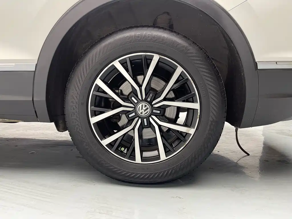 Volkswagen Tiguan L 2018 Facelift 330TSI Automatic FWD Luxury Edition 2019 - thumbnail 15