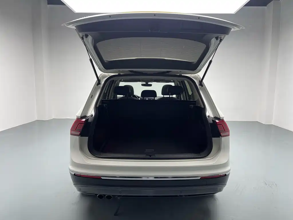 Volkswagen Tiguan L 2018 Facelift 330TSI Automatic FWD Luxury Edition 2019 - thumbnail 17