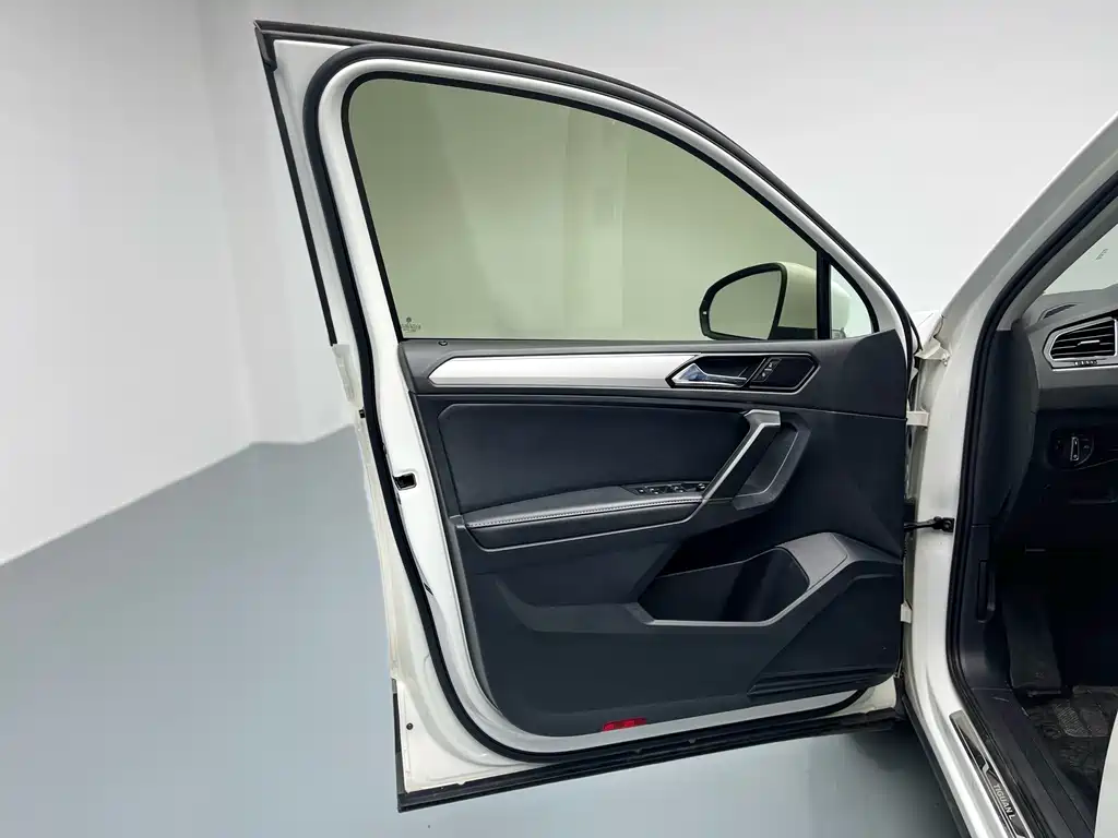 Volkswagen Tiguan L 2018 Facelift 330TSI Automatic FWD Luxury Edition 2019 - thumbnail 21