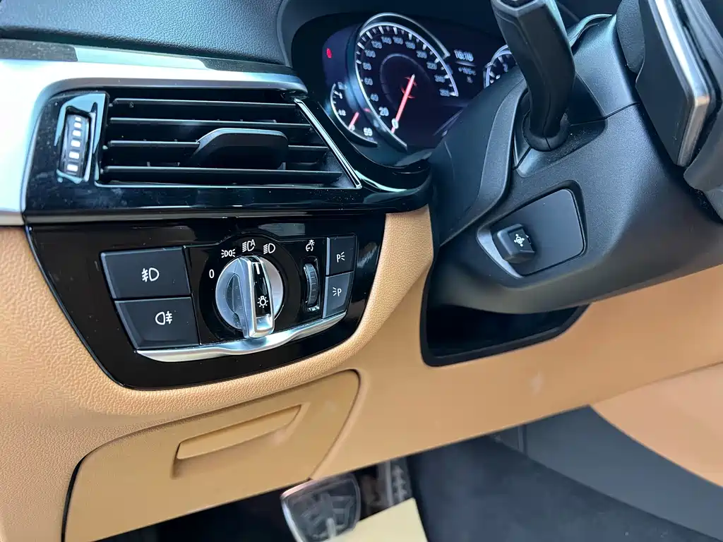 BMW 2018 BMW 5 Series LCI 530Li Leading Edition M Sport Package 2018 - thumbnail 4