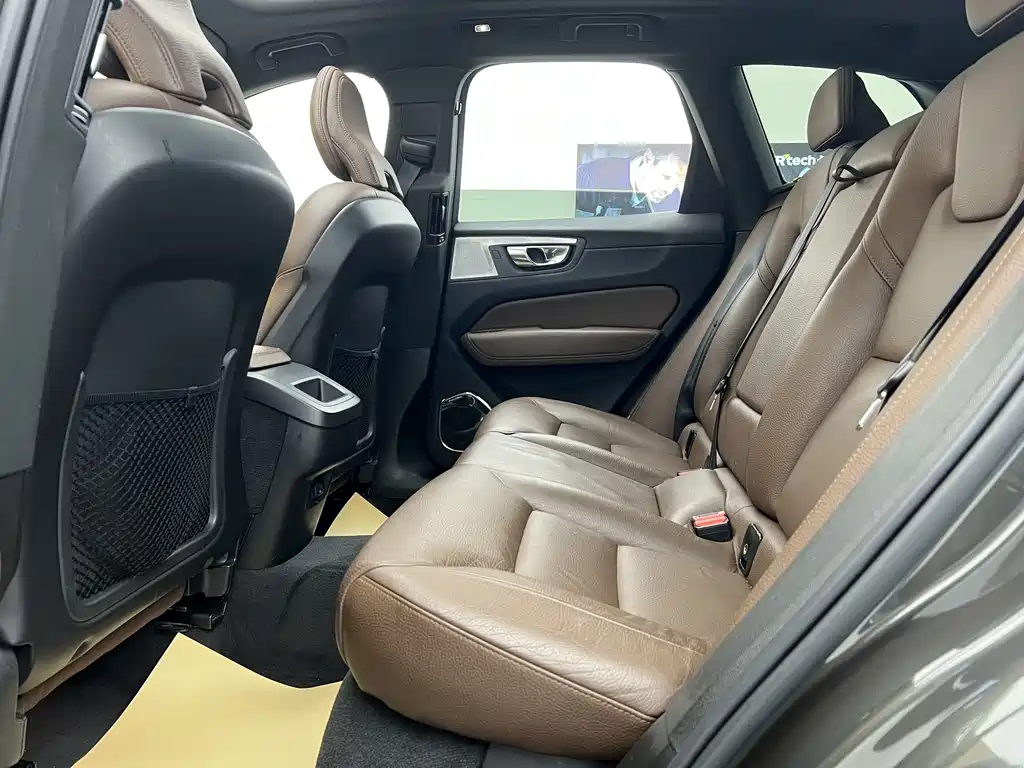 Volvo Volvo XC60 2022 B5 AWD Momentum 2022 - thumbnail 3