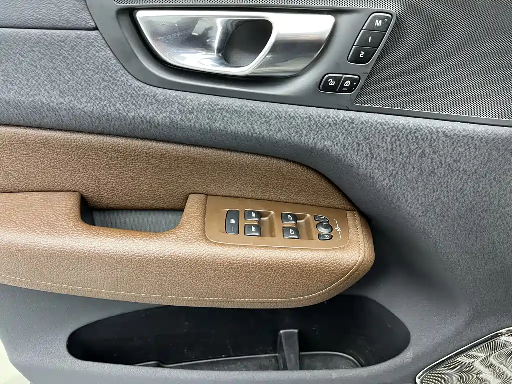 Volvo Volvo XC60 2022 B5 AWD Momentum 2022 - thumbnail 4