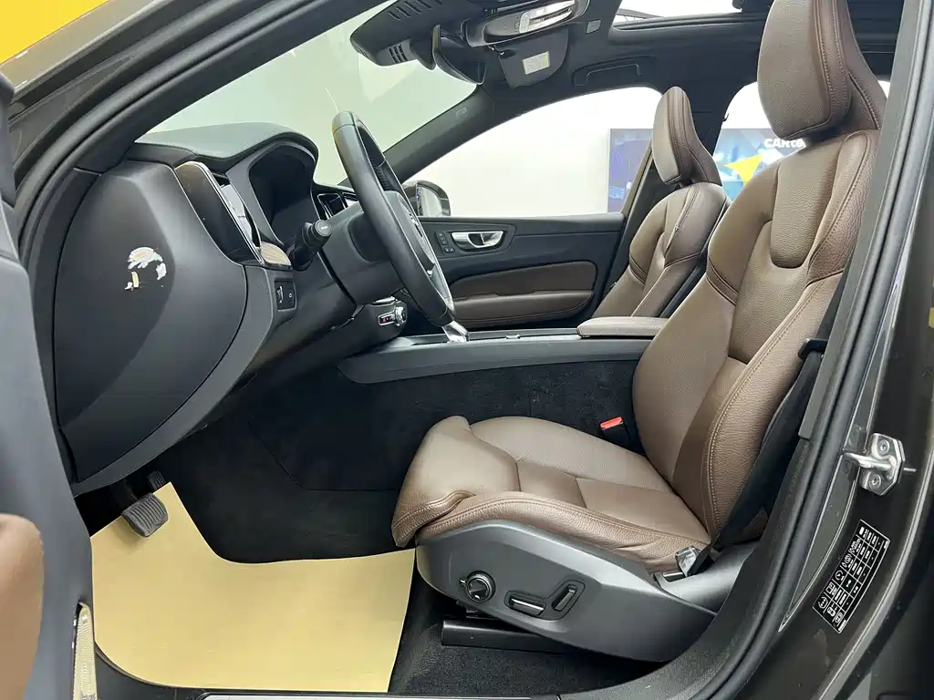 Volvo Volvo XC60 2022 B5 AWD Momentum 2022 - thumbnail 8