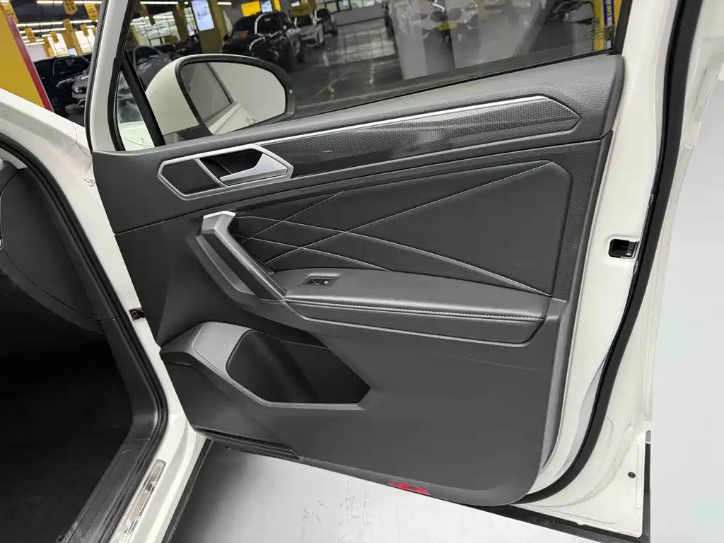 Volkswagen Tiguan L 2022 330TSI Automatic FWD Smart Edition 2022 - thumbnail 2