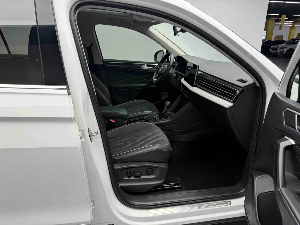 Volkswagen Tiguan L 2022 330TSI Automatic FWD Smart Edition 2022 - thumbnail 3