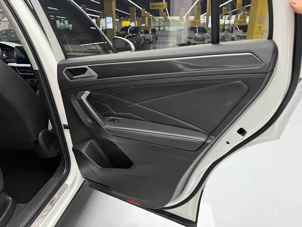 Volkswagen Tiguan L 2022 330TSI Automatic FWD Smart Edition 2022 - thumbnail 4