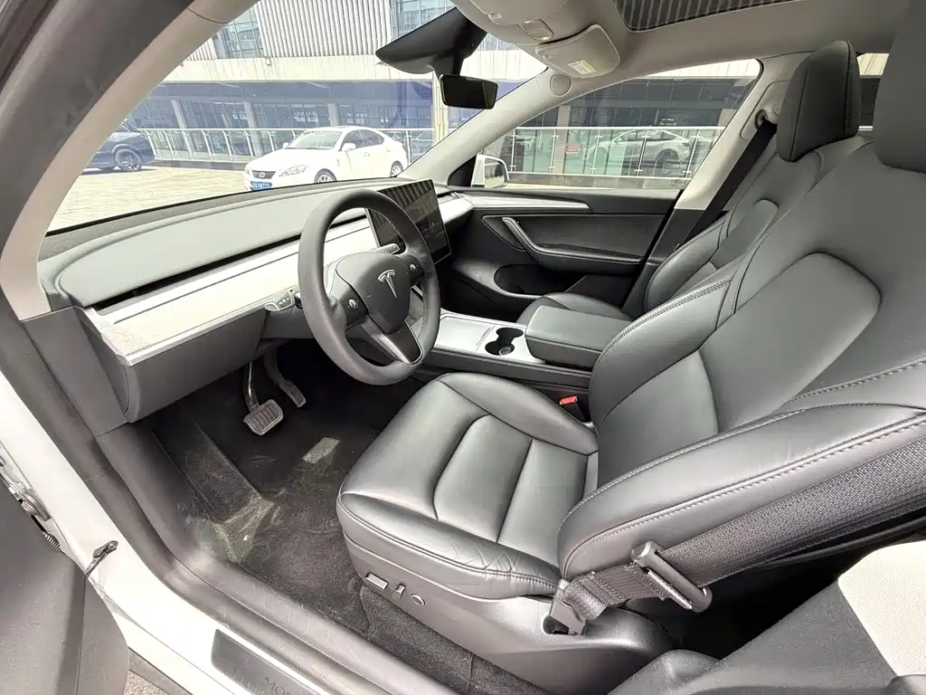 Tesla Model Y 2024 RWD 2024 - thumbnail 5