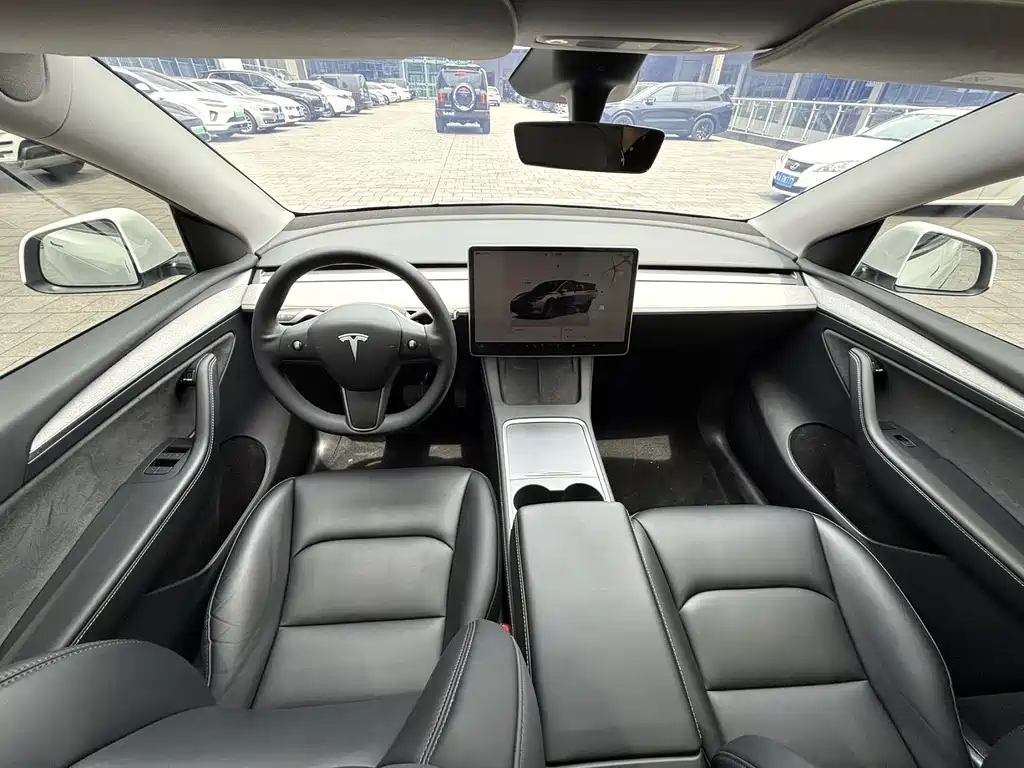 Tesla Model Y 2024 RWD 2024 - thumbnail 6