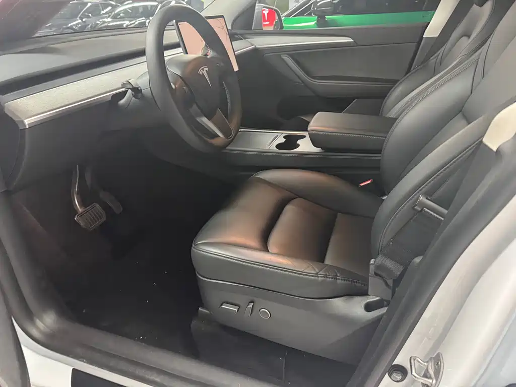 Tesla Model Y 2024 RWD 2024 - thumbnail 10