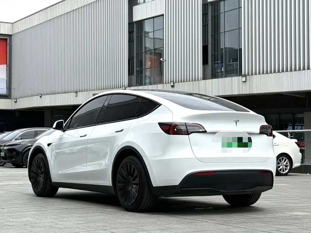 Tesla Model Y 2024 RWD 2024 - thumbnail 13