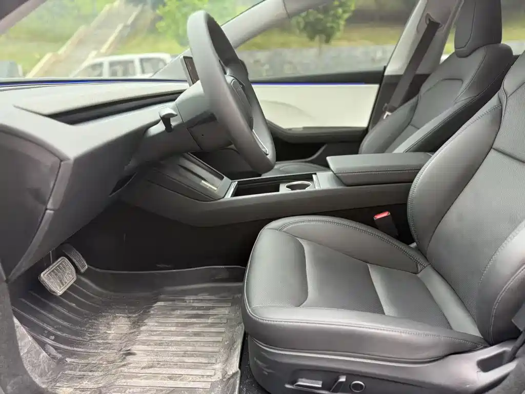 Tesla Model 3 2025 - thumbnail 4