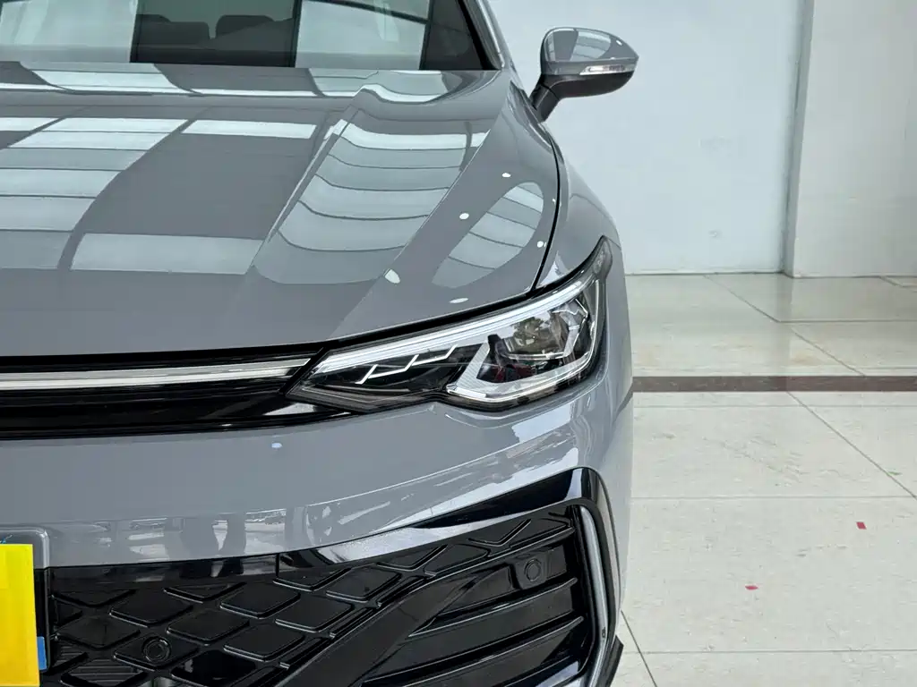 Volkswagen Golf 2025 300TSI R-Line 2025 - thumbnail 4