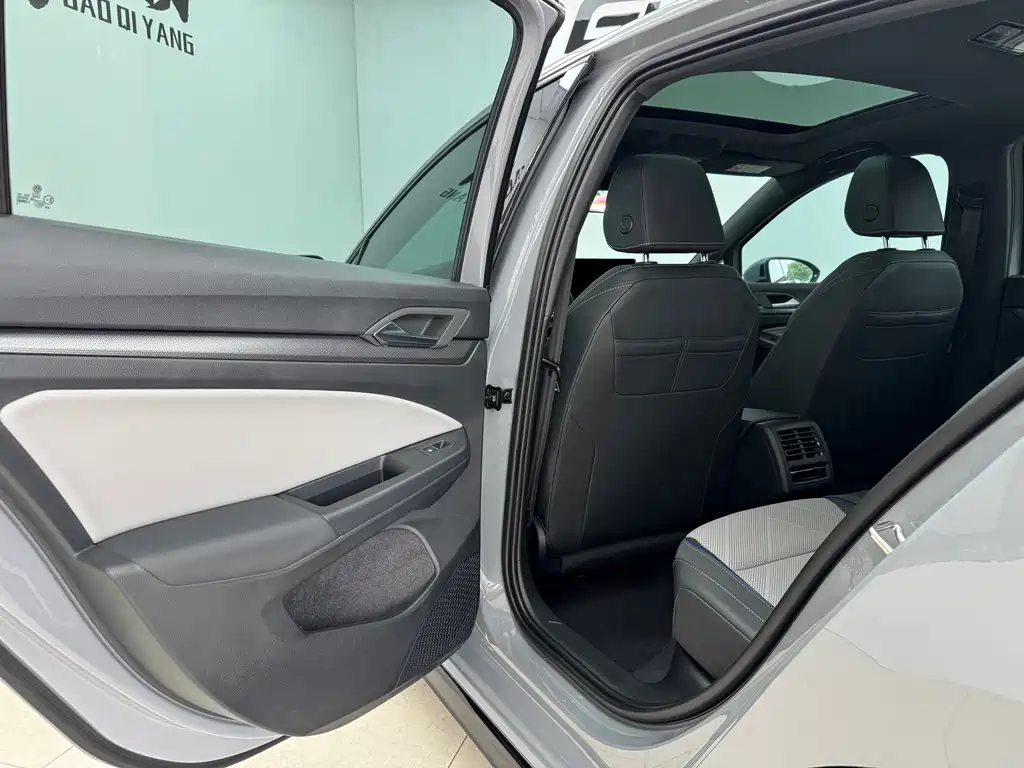 Volkswagen Golf 2025 300TSI R-Line 2025 - thumbnail 9