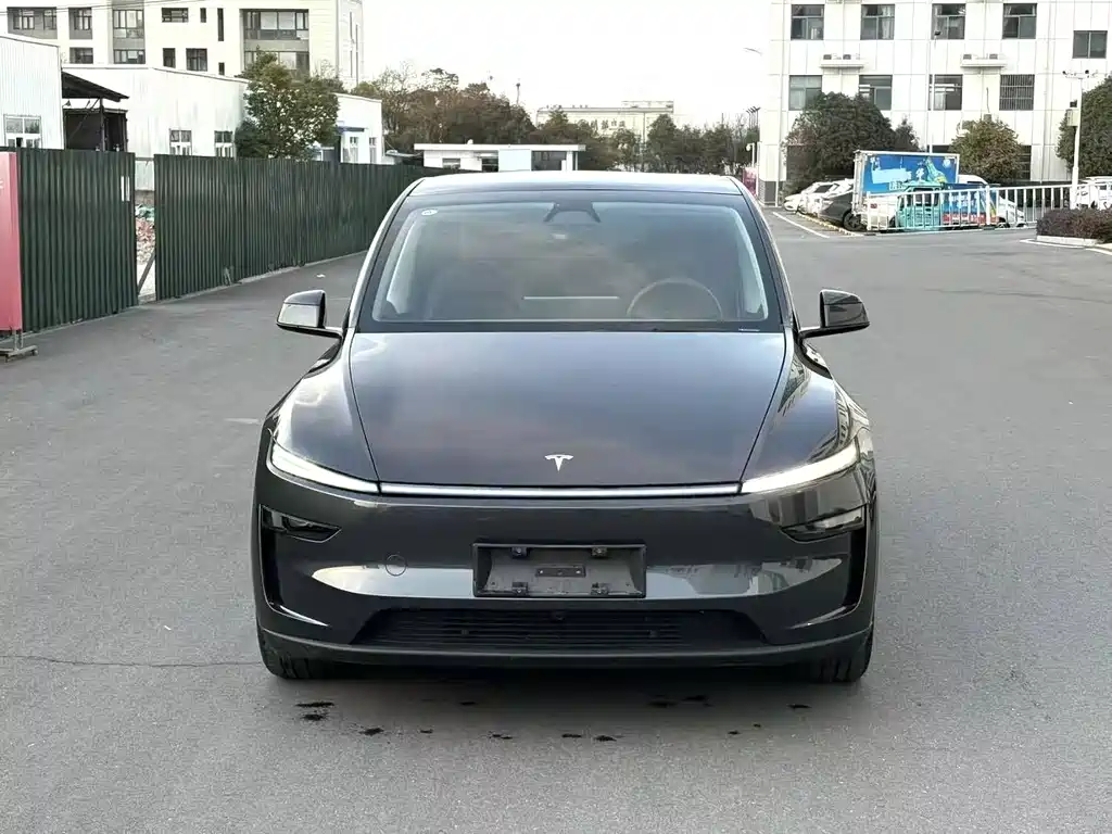 Tesla Model Y 2025 RWD Launch Edition 2025 - thumbnail 2