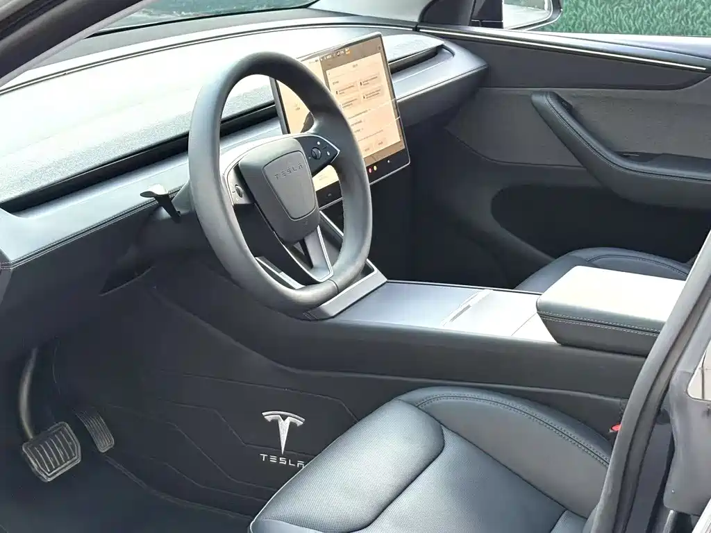 Tesla Model Y 2025 RWD Launch Edition 2025 - thumbnail 4