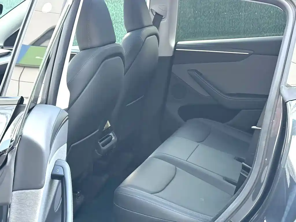 Tesla Model Y 2025 RWD Launch Edition 2025 - thumbnail 6