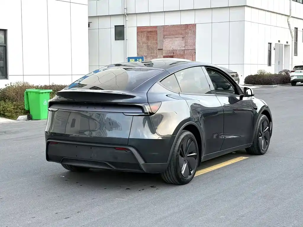 Tesla Model Y 2025 RWD Launch Edition 2025 - thumbnail 7