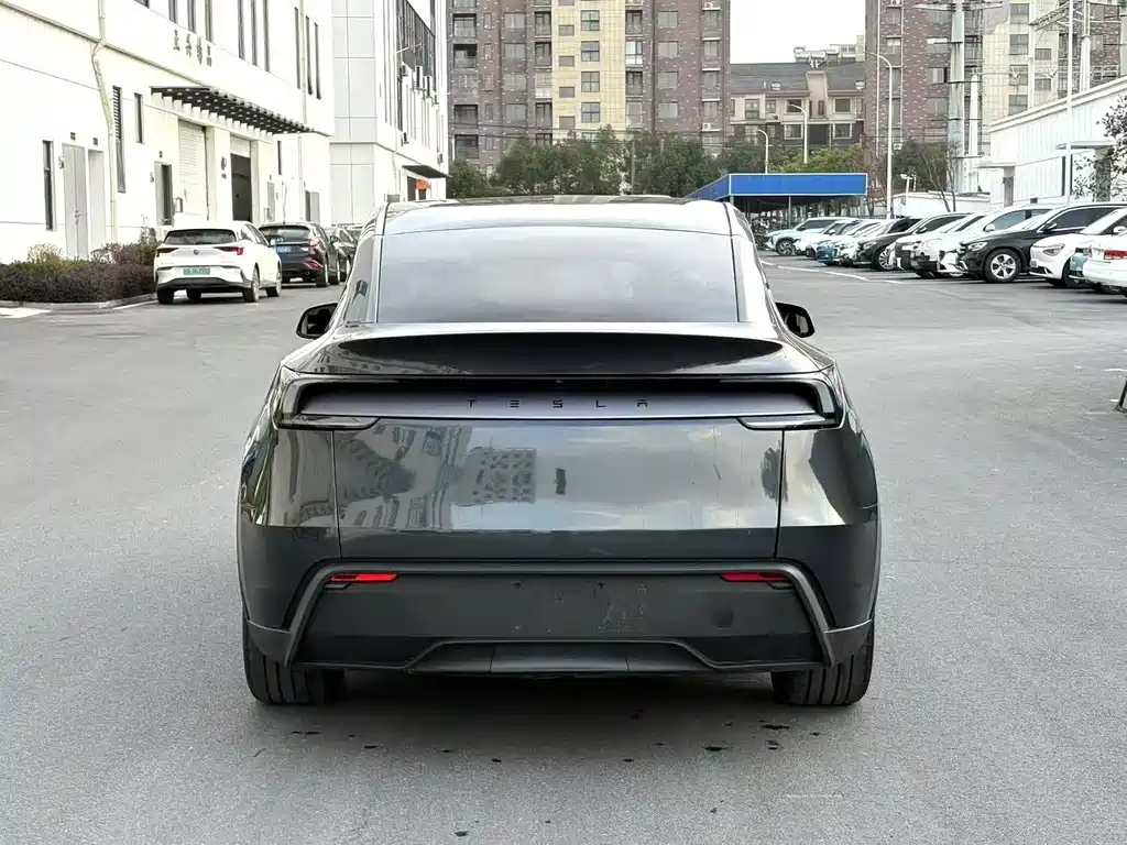 Tesla Model Y 2025 RWD Launch Edition 2025 - thumbnail 8