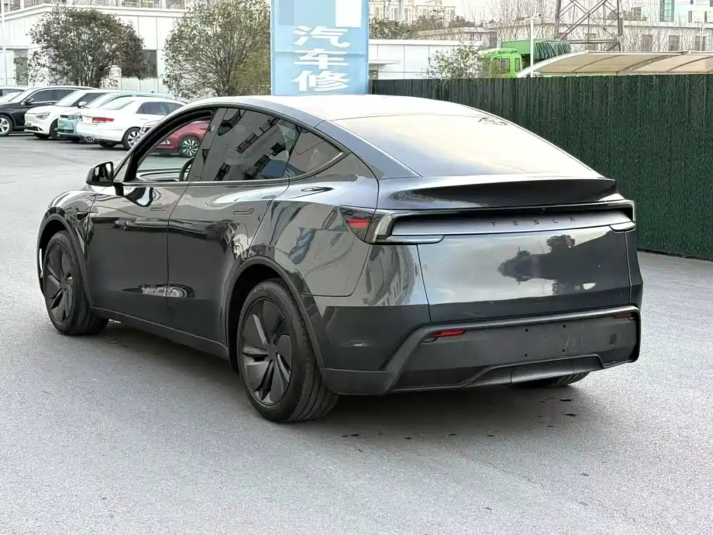 Tesla Model Y 2025 RWD Launch Edition 2025 - thumbnail 9