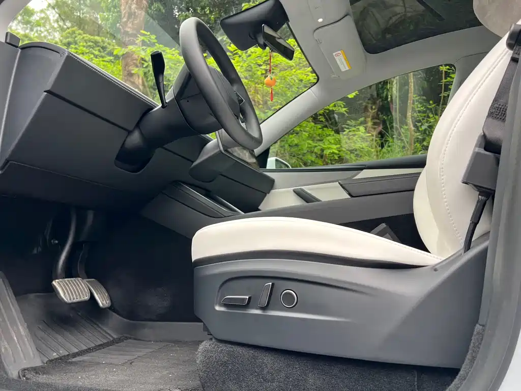 Tesla Model Y 2025 Rear-Wheel Drive 2025 - thumbnail 4