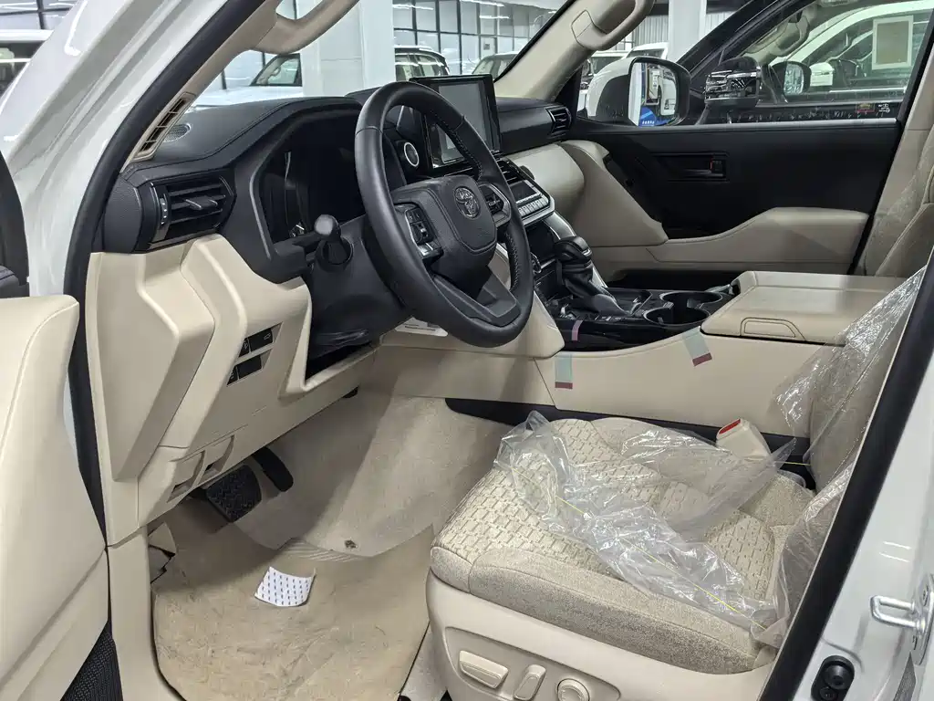 Toyota Land Cruiser LC300 2025 4.0L Automatic 2026 - thumbnail 4