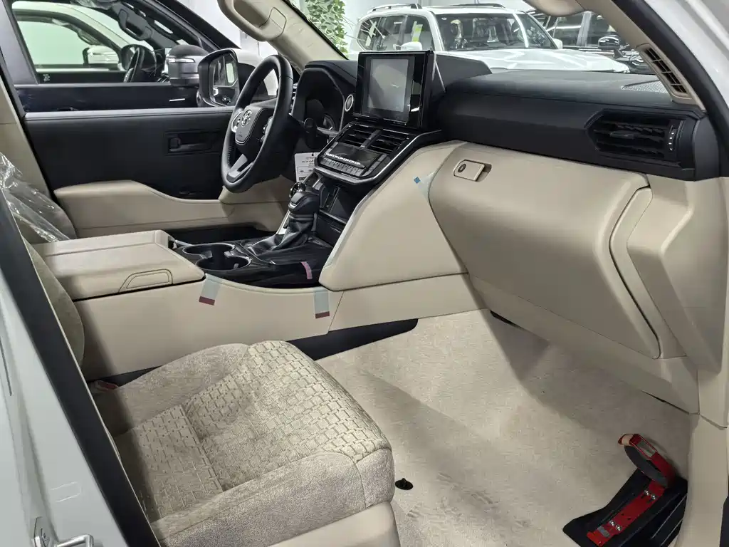Toyota Land Cruiser LC300 2025 4.0L Automatic 2026 - thumbnail 8