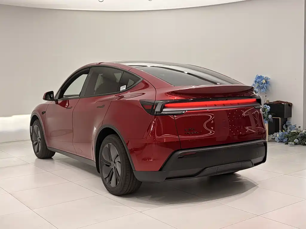 Tesla Model Y RWD 2026 - thumbnail 4