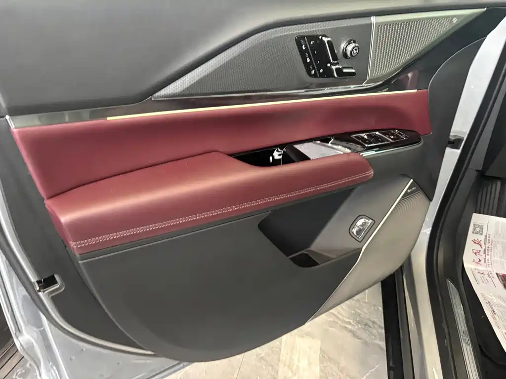 Cadillac Cadillac XT5 2.0T Platinum 2026 - thumbnail 5
