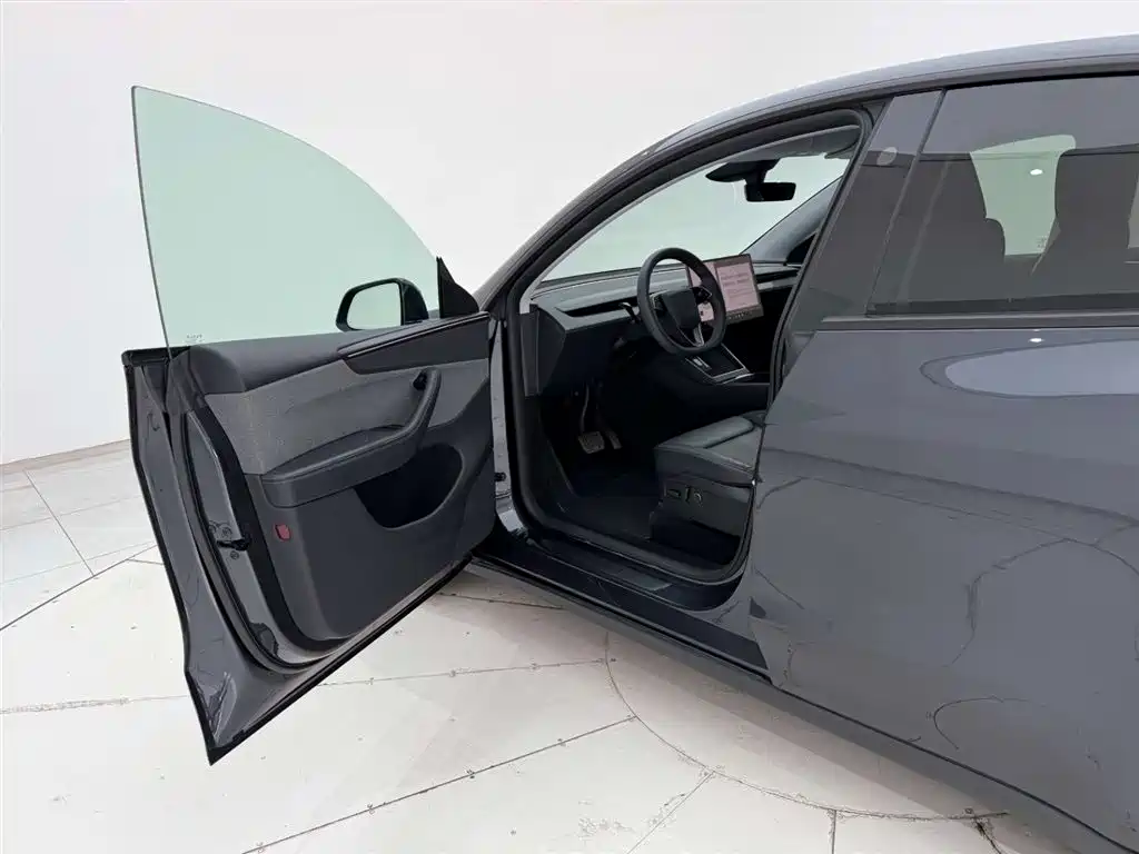 Tesla Model Y 2025 RWD 2025 - thumbnail 13