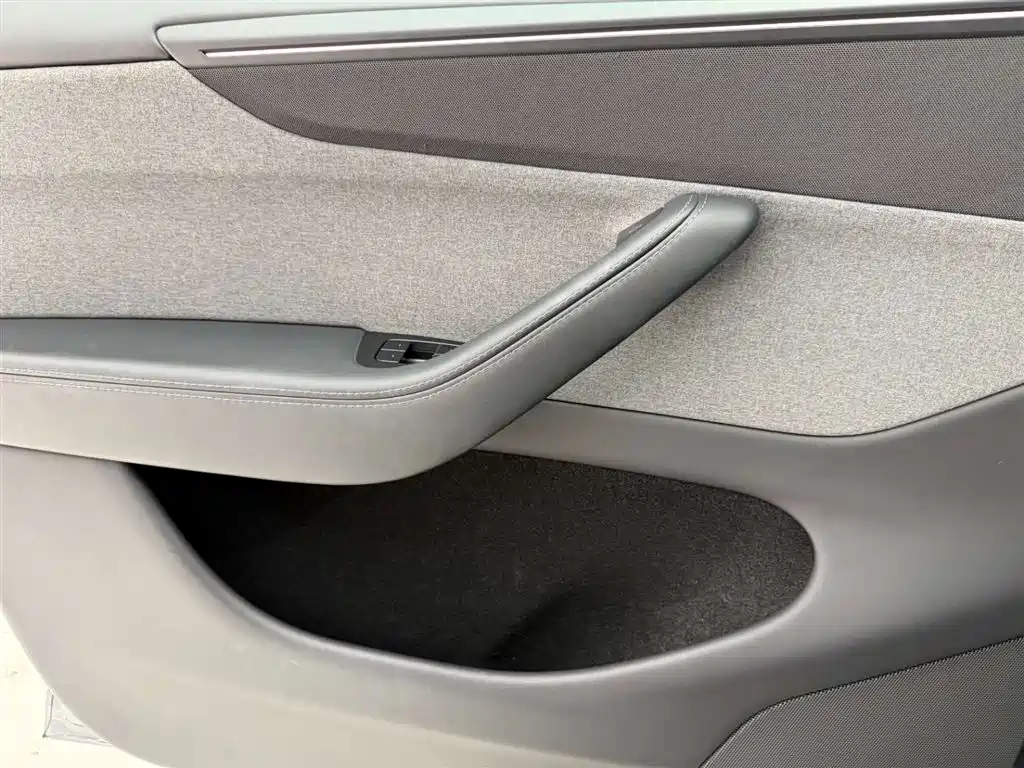 Tesla Model Y 2025 RWD 2025 - thumbnail 21