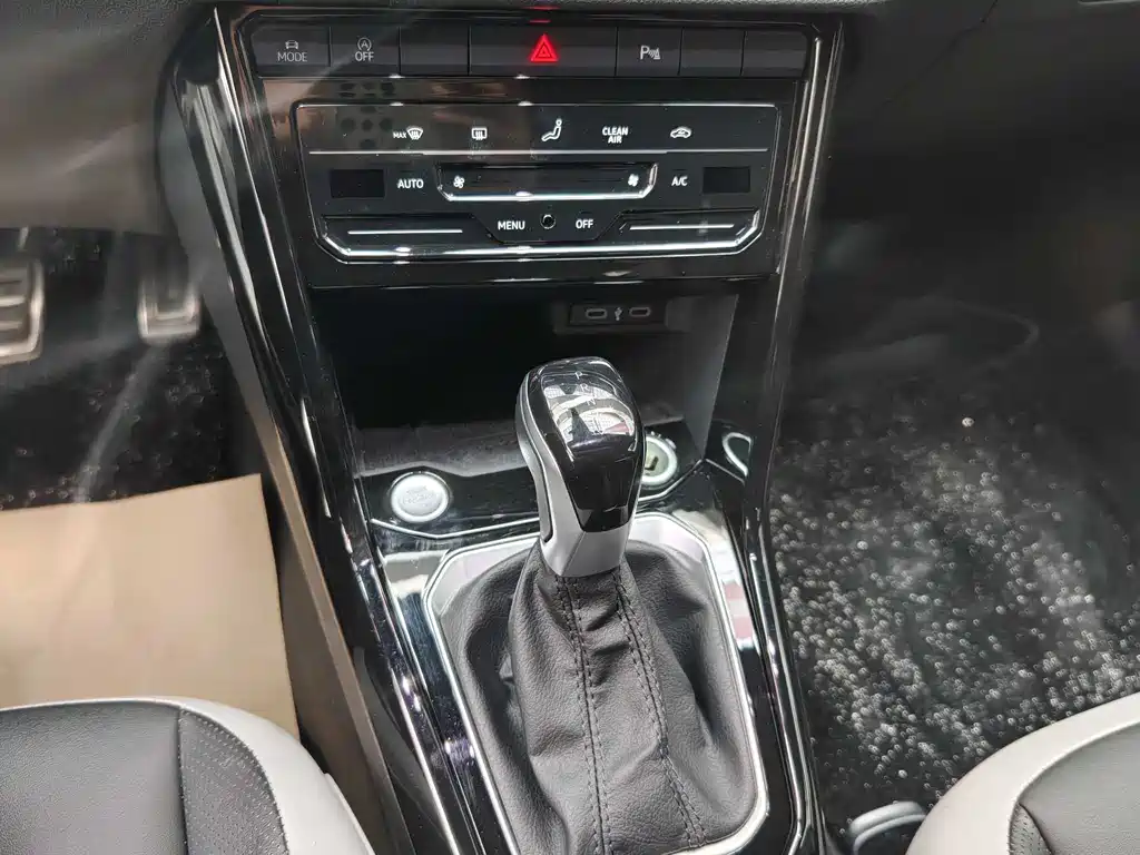 Volkswagen T-ROC 2023 300TSI DSG FWD Chenguang Edition 2024 - thumbnail 6