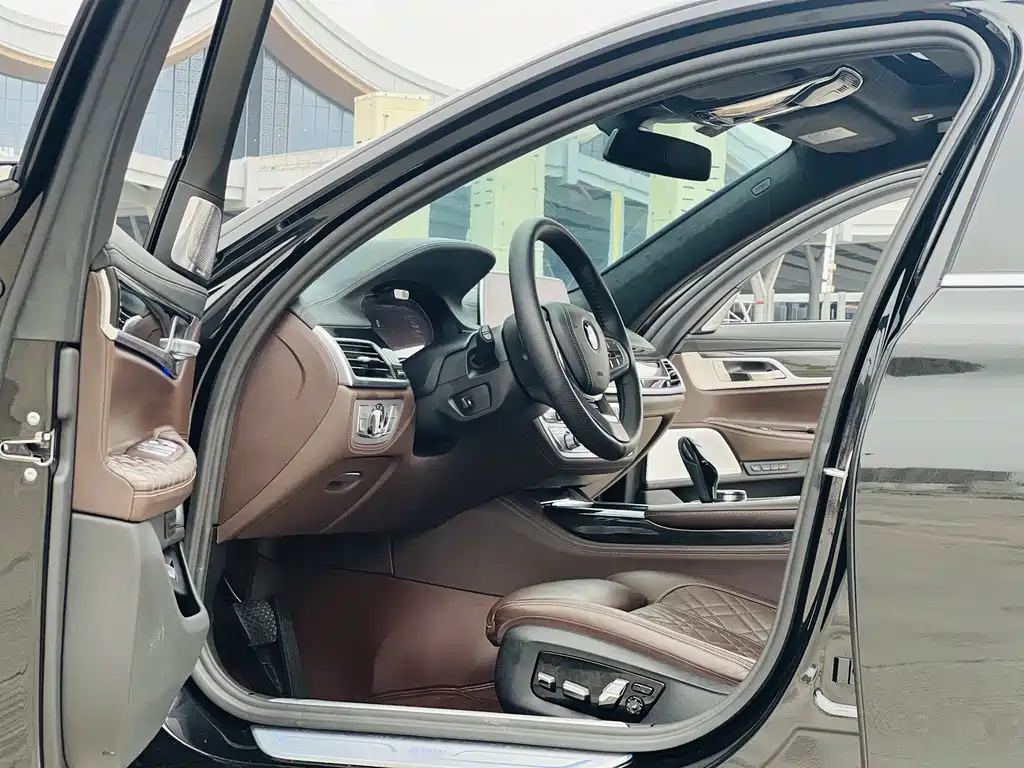 BMW BMW 7 Series 2022 740Li xDrive Executive Luxury Package 2022 - thumbnail 4