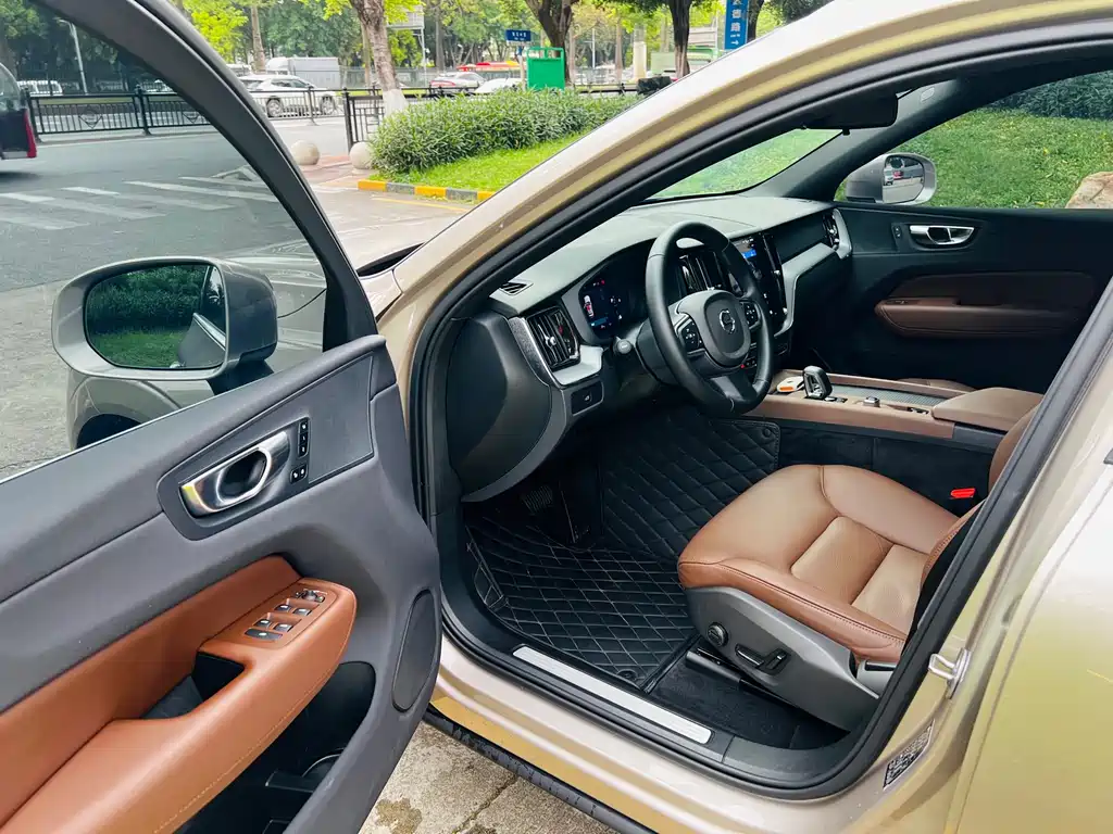 Volvo Volvo XC60 2025 B5 AWD Momentum 2025 - thumbnail 9