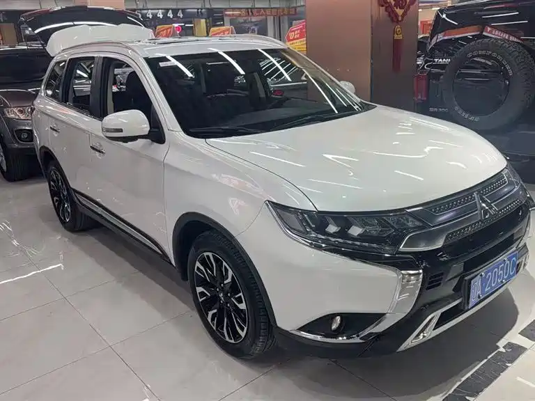 Mitsubishi Mitsubishi Outlander 2020 2.4L 4WD Zhi Xiang Edition 7-Seater 2020 - thumbnail 3
