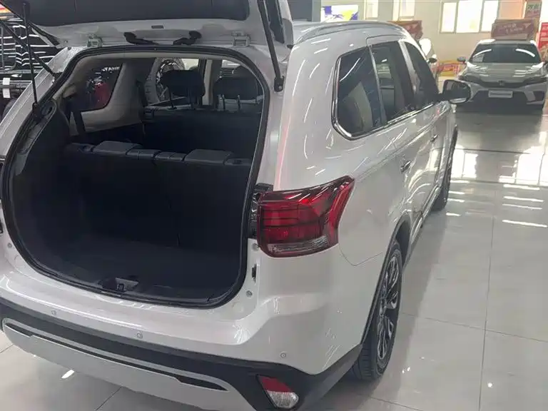 Mitsubishi Mitsubishi Outlander 2020 2.4L 4WD Zhi Xiang Edition 7-Seater 2020 - thumbnail 6