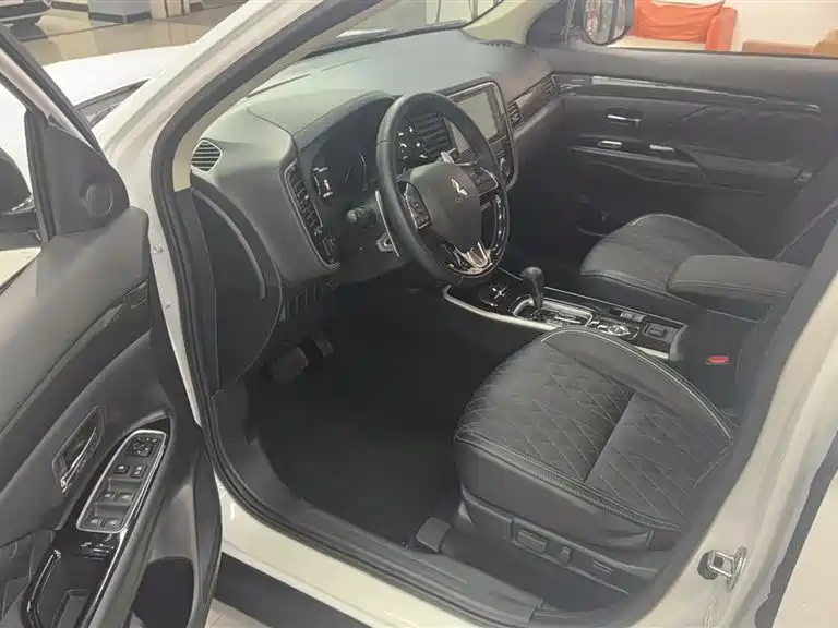 Mitsubishi Mitsubishi Outlander 2020 2.4L 4WD Zhi Xiang Edition 7-Seater 2020 - thumbnail 8