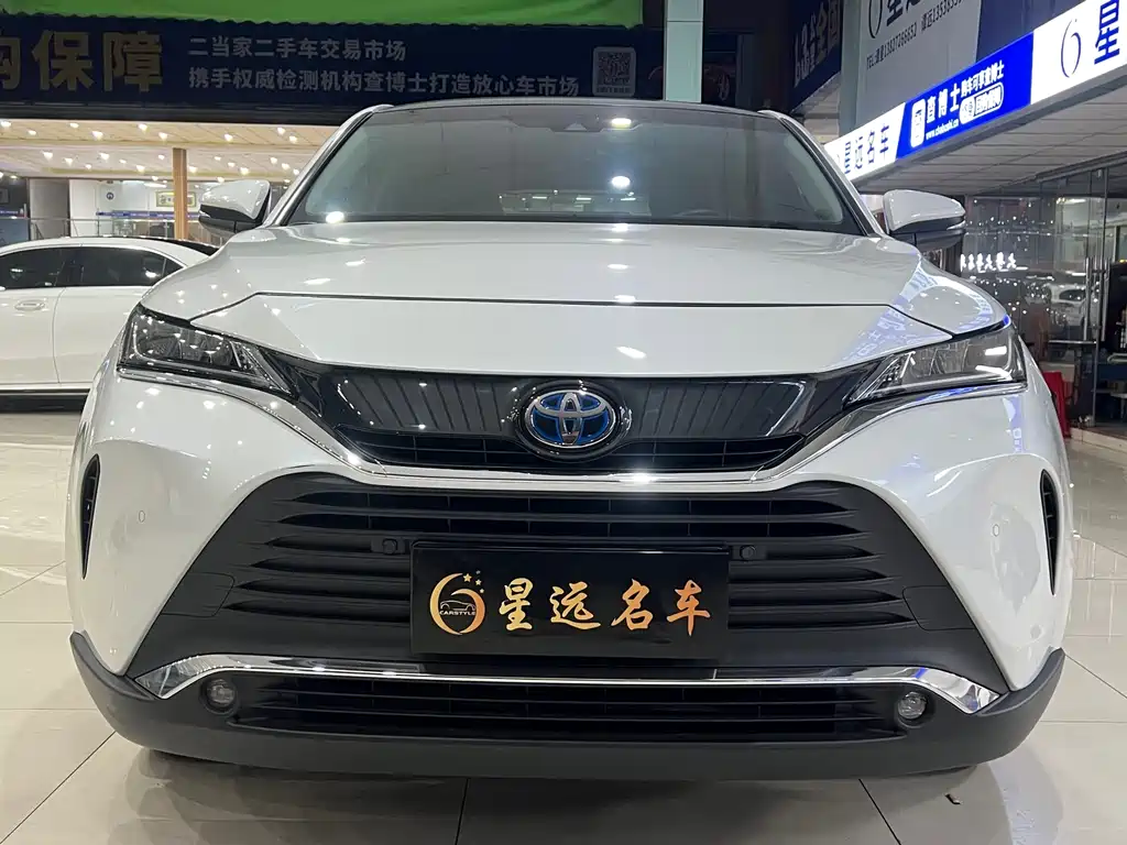 Toyota Toyota Harrier 2023 Hybrid 2.5L CVT 2WD Luxury 2024 - thumbnail 2